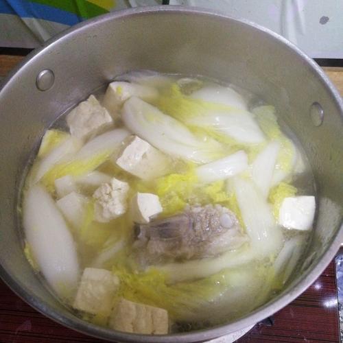 白菜豆腐排骨汤的做法